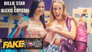 Biszex bombázók a hostelben