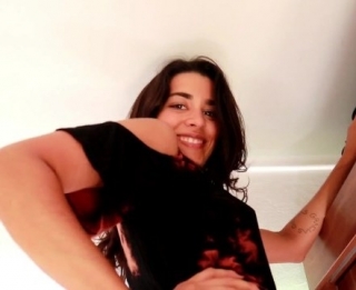 Épp a létrán állt, amikor megkívánta a pasija