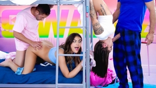 Érett pasik nyomják a két fruskát