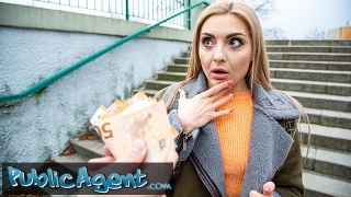 Pénzért mindent bevállal az orosz szöszi